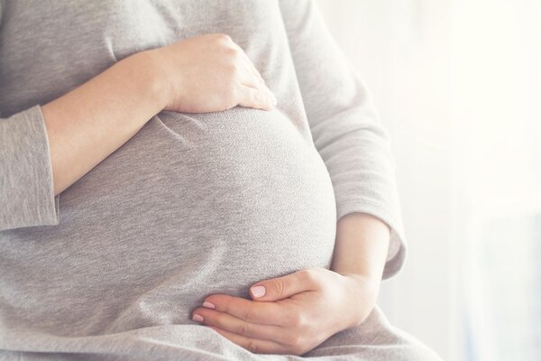 Bauch einer schwangeren Frau