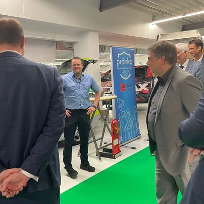 Lars Wiegandt bekommt von einer Delegation Besuch am "Pr�vko-Stand" bei der "GIMO"