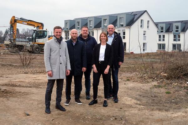 Gruppenbild auf einem Bauplatz im Gebiet Philosophenh�he. Von links: Kai B�low, Gesch�ftsf�hrer der Depant Bautr�ger GmbH & Co. KG, J�rg Hintz, Technischer Leiter bei Depant, Thimo Rieger, Projektentwickler bei den SWG, SWG-Projektleiterin Lisa M�ller und Andreas Fuchs, Leiter Vertrieb bei den SWG.