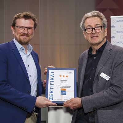 Philipp Borchardt (Gesch�ftsf�hrer des Lahntal Tourismus Verband e. V.) erh�lt von Christian T�nzler ( ADFC-Tourismusvorstand) die Urkunde f�r die 3-Sterne-Klassifizierung der Qualit�tsradroute Lahnradweg.