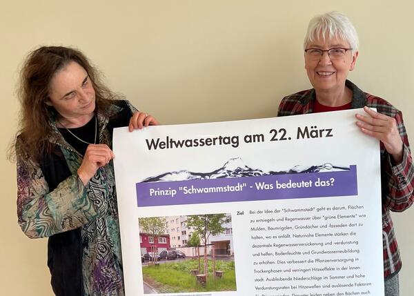 Marion Lorengel vom Umweltamt und Stadtrtin Gerda Weigel-Greilich mit einem Themenplakat zum Thema Prinzip Schwammstadt - Was bedeutet das