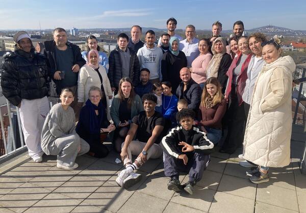 Gruppenbild: Oberb�rgermeister Frank-Tilo Becher (hinten 3. von rechts), Alexandra B�ckel (Gesch�ftsf�hrerin Freiwilligenzentrum), Julia Hettenhausen (B�ro f�r Integration, Stadt Gie�en. vorne kniend 2. von links) und die neuen Integrationslotsen