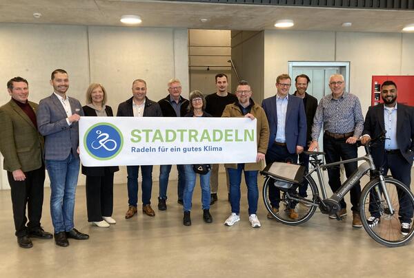 Gruppenbild: Insgesamt 16 St�dte und Gemeinden im Landkreis Gie�en beteiligen sich zwischen dem 26. Mai und dem 15. Juni an der Aktion STADTRADELN 2024 - die Schirmherrschaft �bernehmen Landr�tin Anita Schneider f�r den Landkreis Gie�en (3. v. l.) und B�rgermeister Alexander Wright f�r die Stadt Gie�en (4. v. r.).