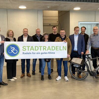 Vertreter der Städte und Gemeinden im Landkreis Gießen bei einem Pressetermin anlässlich des STADTRADELNS 2024
