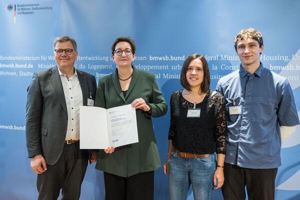 Gruppenbild bei der Auftaktveranstaltung des F�rderprogramms "Bildung, Wirtschaft, Arbeit im Quartier - BIWAQ" in Berlin Neuk�lln. Von links: Bundesministerin Klara Geywitz, Oberb�rgermeister Frank-Tilo Becher und vom BIWAQ-Team der Stadtverwaltung Vera Stelter und Johann Erdmann.