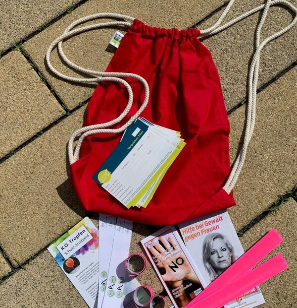 Rucksack und Infomaterial zur Awareness-Kampagne
