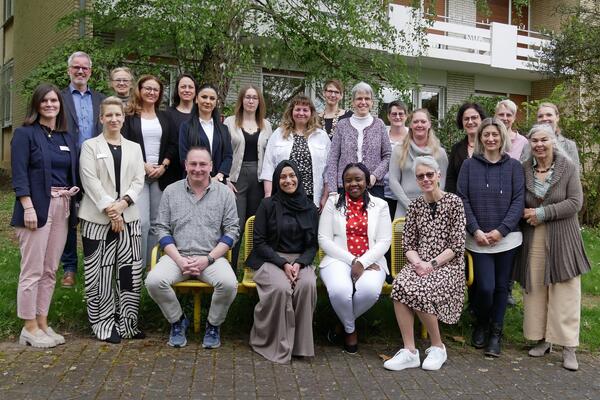 Gruppenbild: Die neuen Kindertagespflegepersonen mit ihren Ausbilderinnen sowie Vertreter von Landkreis und Stadt Gie�en