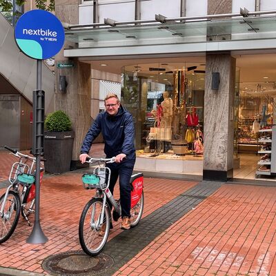 B&uuml;rgermeister Alexander Wright auf einem "nextbike-Fahrrad" am Selterstor