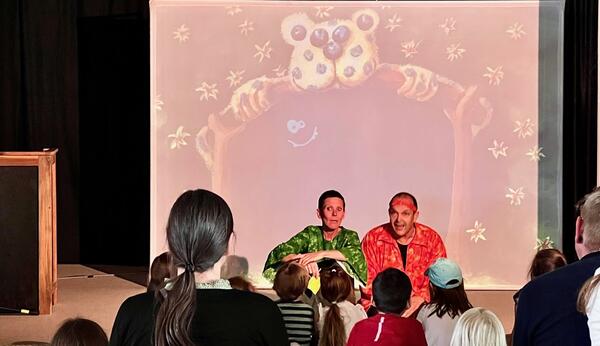Marion Witt und Pablo Keller von compania_t im Juni 2024 in der Stadtbibliothek