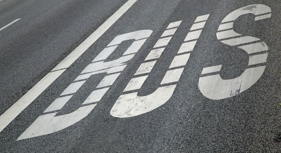 Schriftzug Bus auf Asphalt - Nahverkehr