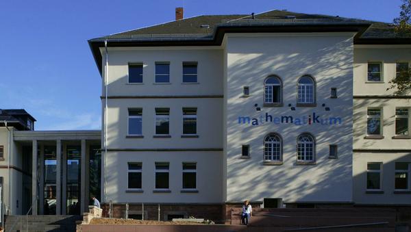 Mathematikum Au�enansicht mit Logo