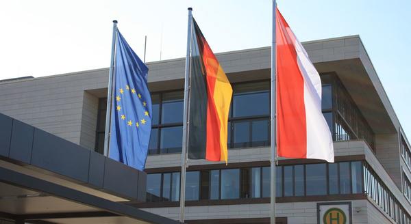Beflaggung vor dem Rathaus - hier die Europa-, Bundes- und Landesflagge