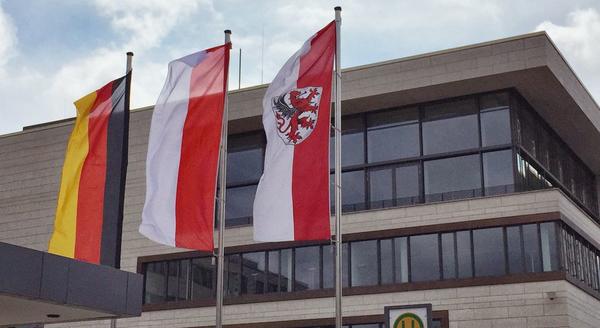 Beflaggung vor dem Rathaus - Bundes-, Landes- und Stadt-Flagge