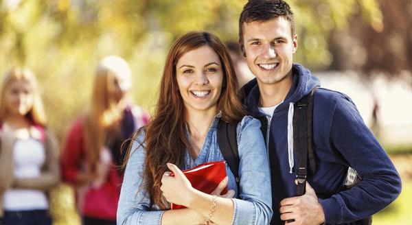 Junge Frau und junger Mann