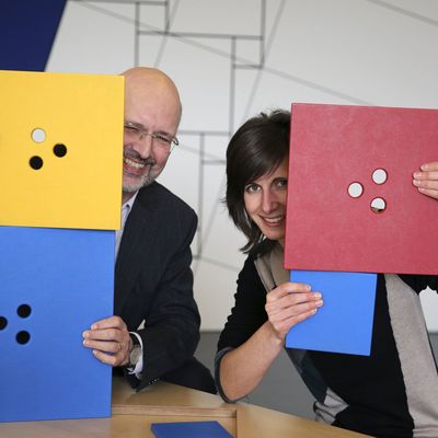 Prof. Beutelspacher und Laila Samuel zeigen im Mathematikum das Exponat Quadratpuzzle