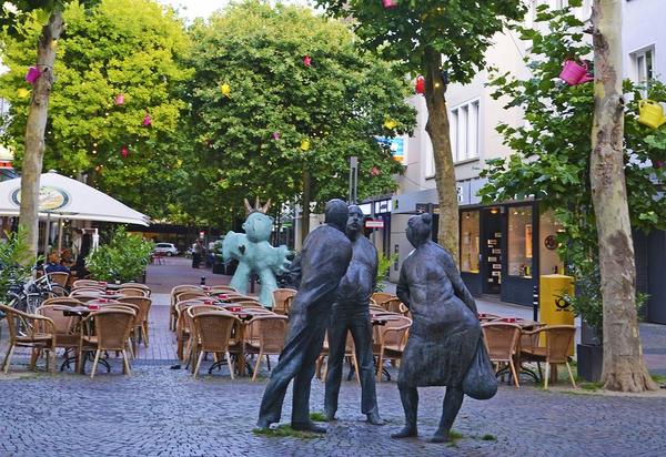 Blick in Plockstraße - im Vordergrund die "Drei Schwätzer"