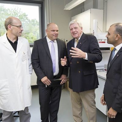 Ministerpräsident Volker Bouffier zu Gast im LOEWE-Zentrum für Insektenbiotechnologie und Bioressourcen