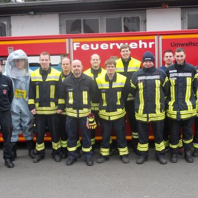 Teilnehmer CSA-Lehrgang 2016 bei Feuerwehr Gießen - links die beiden Ausbilder