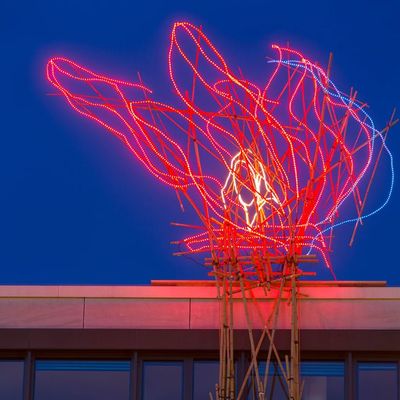 Knut Eckstein - Installation "The Flame" an der Rathausfassade