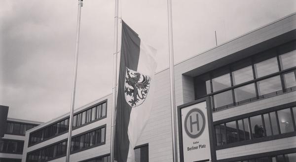 Gießen-Flagge auf Halbmast vor dem Rathaus