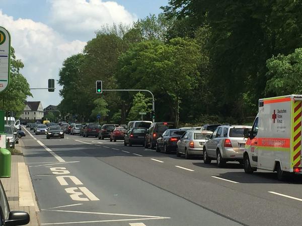 Starker Autoverkehr auf einer Straße in Gießen 2