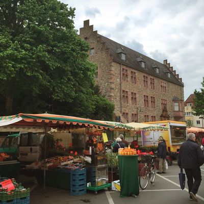 Wochenmarkt mit altem Schloss