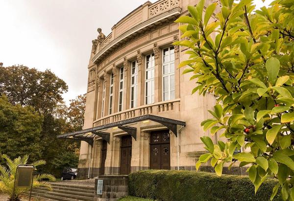 Au�enansicht des Stadttheaters im Herbst
