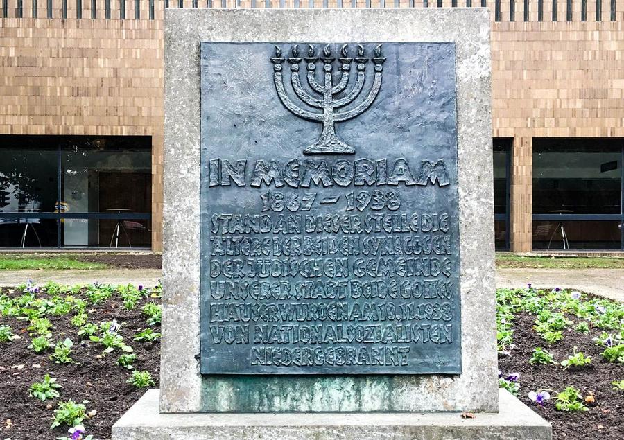 Gedenkstein für die ehemalige Synagoge vor der Kongresshalle