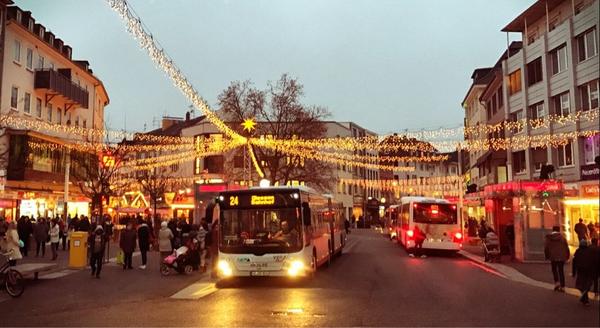 Busse am weihnachtlich geschmückten Marktplatz