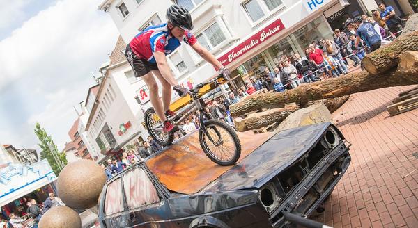 Trialbiker bei Sport in der City in Gie&szlig;ens Innenstadt
