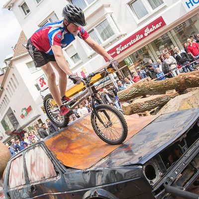 Trialbiker bei Sport in der City in Gießens Innenstadt