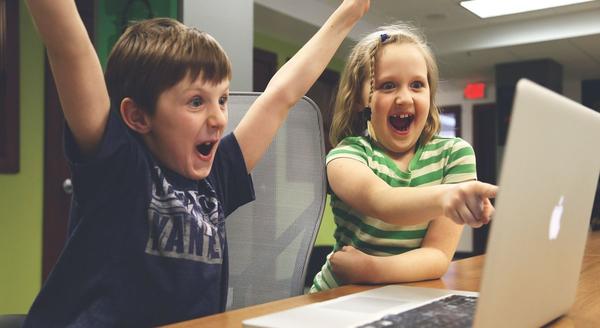 Kinder vor einem Laptop