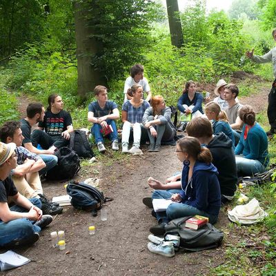 Studenten auf Exkursion im Gießener Stadtwald 2013
