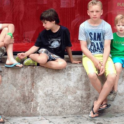 Kinder auf einer Mauer