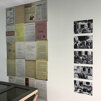 Ausstellungswand im Oberhessischen Museum - Flugblätter Reproduktionen und Fotos 1968