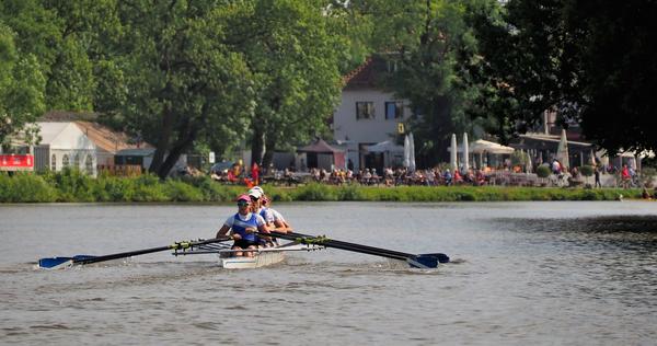 Wettkampf-Ruderboot bei der Pfingstregatta auf der Lahn