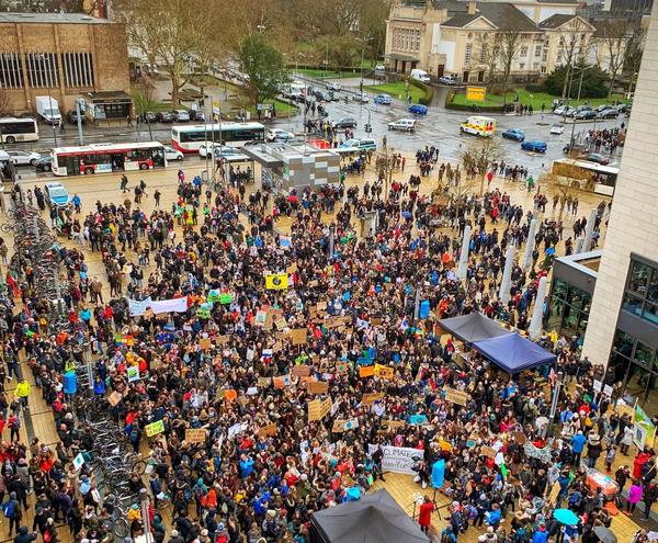 Schler demonstrieren 2019 vor dem Rathaus fr Klimaschutz