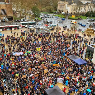 Schüler demonstrieren 2019 vor dem Rathaus für Klimaschutz