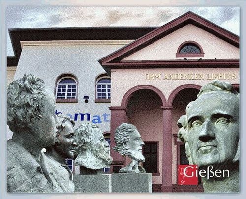 Postkarte mit Gie&szlig;ener K&ouml;pfen, v. l. Georg B&uuml;chner, Ludwig B&ouml;hme, Carl Vogt, Wilhelm Liebknecht, Justus von Liebig; dahinter: Mathematkum und Liebig-Museum