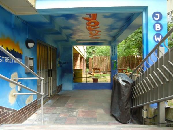 Graffiti Eingang Jugendcaf&eacute; Jokus