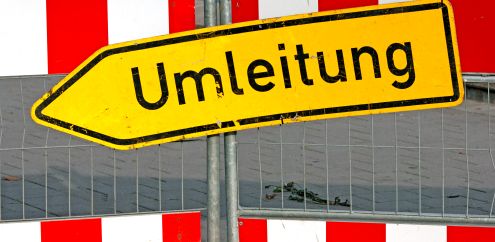 Umleitungsschild an Baustelle