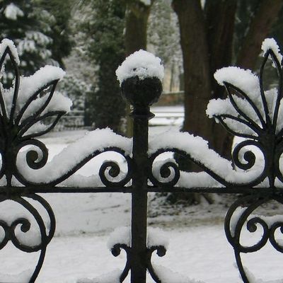 Alter Friedhof - Gitter mit Schnee
