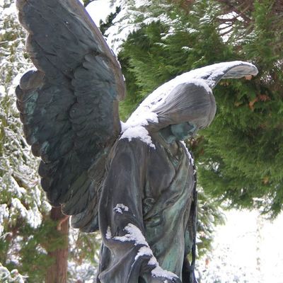 Alter Friedhof - Engel mit gesenktem Kopf